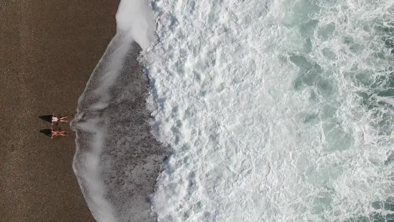 Günlerdir Süren Sağanak Yağış Sonrası Antalyalılar Sahile Akın Etti 4